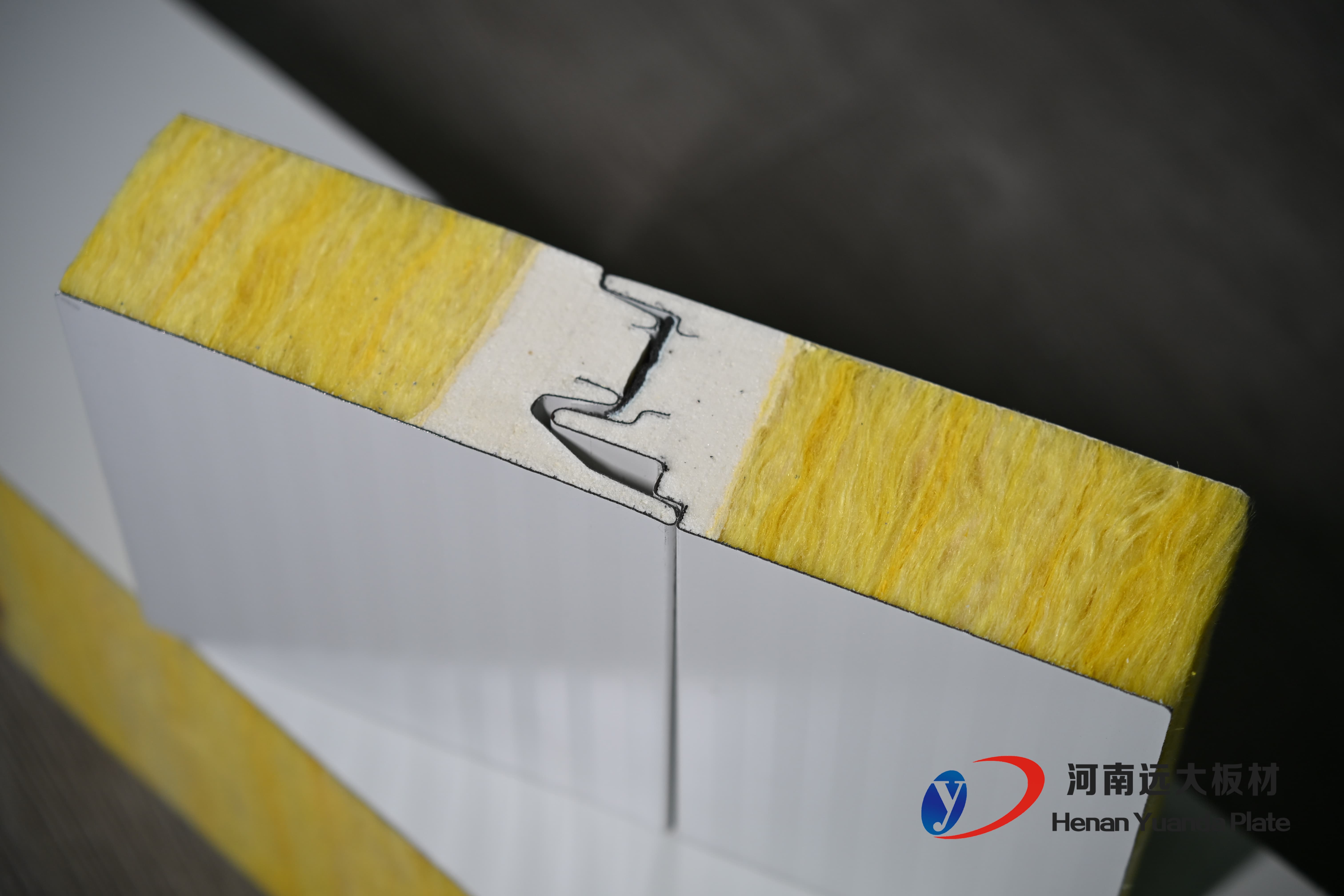 聚氨酯封邊玻璃絲棉夾芯板：遠(yuǎn)大板材打造A級(jí)防火節(jié)能新標(biāo)桿！